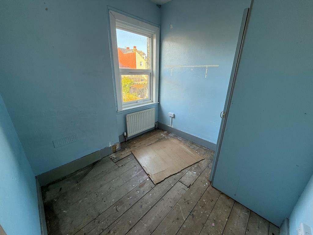 Lot: 59 - MID-TERRACE HOUSE IN NEED OF IMPROVEMENT - Bedroom three